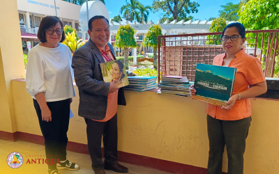 Office of Sen. Loren and Cong. AA donate books to UA